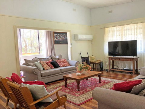'Daves Place', 27 Rigney St - Holiday House With WIFI, Aircon & Boat Parking - Accommodation Daintree 3