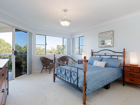 'GrandView', 10 Grandview Close - Huge House With Water Views, Aircon, WIFI, Netflix, Foxtel & Billiard Table - Accommodation Daintree 1