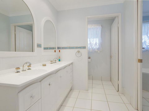'GrandView', 10 Grandview Close - Huge House With Water Views, Aircon, WIFI, Netflix, Foxtel & Billiard Table - Accommodation Daintree 3