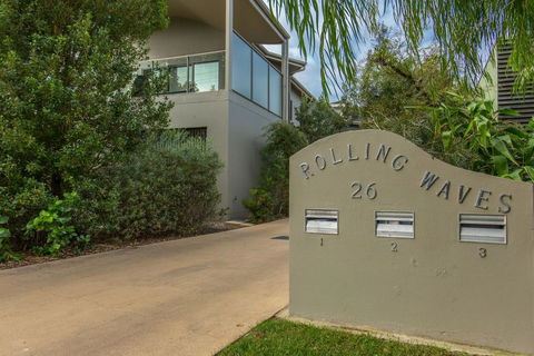 'Rolling Waves 2' On Ocean Drive - Accommodation Daintree 0
