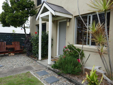 'Sandy Bottoms' With WiFi Just Moments From Beach - Accommodation Daintree 3
