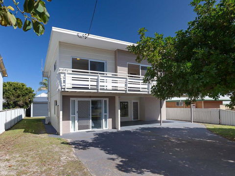 'SeaHaven', 2 Richardson Ave - Large Home With Aircon, Smart TV, WIFI, Netflix & Boat Parking - Accommodation Daintree 0