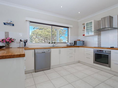 'SeaHaven', 2 Richardson Ave - Large Home With Aircon, Smart TV, WIFI, Netflix & Boat Parking - Accommodation Daintree 3