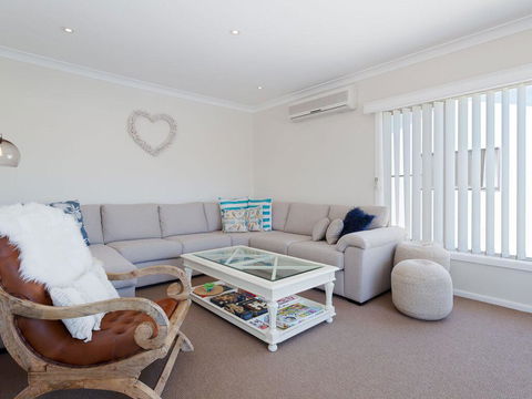'SeaHaven', 2 Richardson Ave - Large Home With Aircon, Smart TV, WIFI, Netflix & Boat Parking - Accommodation Daintree 2
