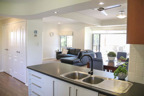 'Top Tier' Dog Friendly Holiday Home - Accommodation Daintree 2