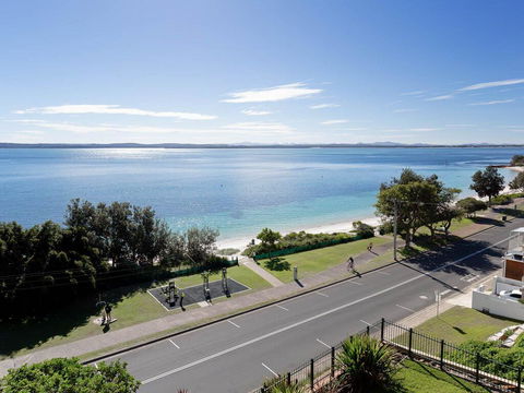 1 'Kiah', 53 Victoria Parade - Stunning Views, Wifi, Aircon, Just Across The Road To The Water - Accommodation Daintree 2