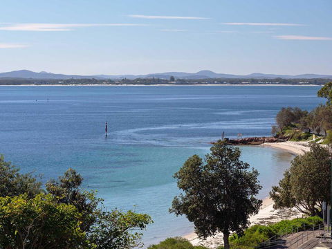 1 'Kiah', 53 Victoria Parade - Stunning Views, Wifi, Aircon, Just Across The Road To The Water - Accommodation Daintree 3