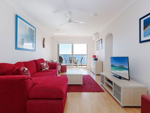 1 'Kiah', 53 Victoria Parade - Stunning Views, Wifi, Aircon, Just Across The Road To The Water - Accommodation Daintree 1