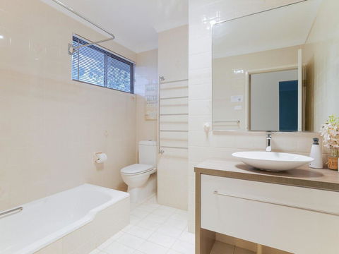 1 'Kooringal', 105 Soldiers Point Road - Waterfront Unit Wth Aircon - Accommodation Daintree 1