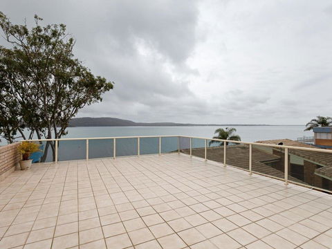 1 'Kooringal', 105 Soldiers Point Road - Waterfront Unit Wth Aircon - Accommodation Daintree 0
