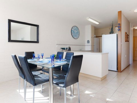 1 'Little Hut', 20 Kurrawa Close - Spectacular Water Views, NBN & Air Conditioned - Accommodation Daintree 3