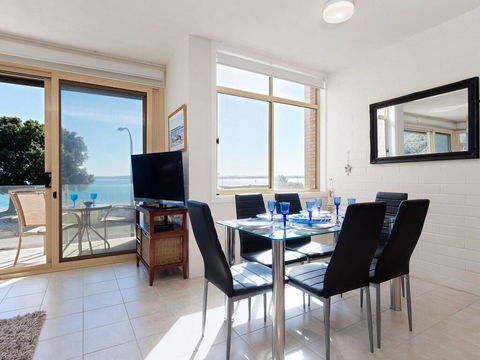 1 'Little Hut', 20 Kurrawa Close - Spectacular Water Views, NBN & Air Conditioned - Accommodation Daintree 1