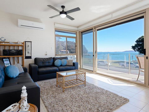 1 'Little Hut', 20 Kurrawa Close - Spectacular Water Views, NBN & Air Conditioned - Accommodation Daintree 2