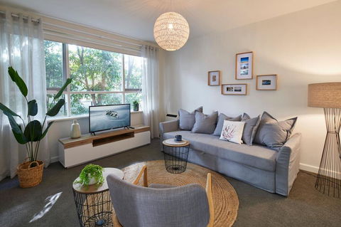 1 Bedroom Apt With Parking Stroll To Elwood Beach - Accommodation Daintree 0