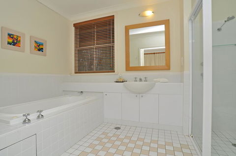 1 Bedroom Executive Villa Located Within Cypress Lakes - Accommodation Daintree 1