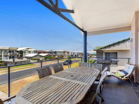 1/32 Ocean Avenue - Three Bedrooms, Three Bathrooms, Air Con, Boat Parking & Water Views - Accommodation Daintree 1
