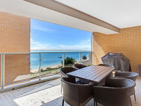 10 'Kiah' 53 Victoria Parade - Waterfront Views, AIRCON And Close To The Marina. - Accommodation Daintree 2