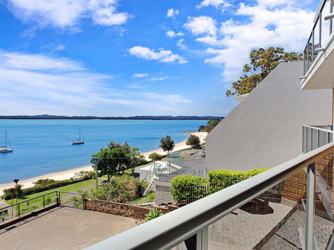 10 'Kiah' 53 Victoria Parade - Waterfront Views, AIRCON And Close To The Marina. - Accommodation Daintree 0