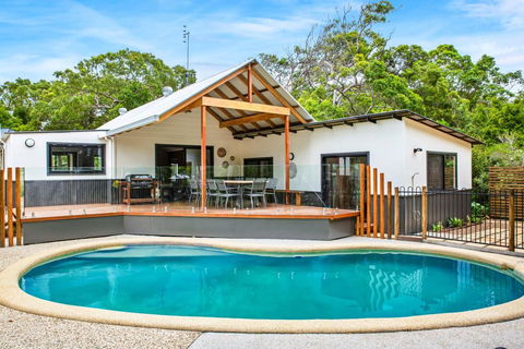 11 Naiad Court - Rainbow Shores, Fantastic Family Retreat, Swimming Pool, 200m To Beach, Free Wi-Fi - Accommodation Daintree 0