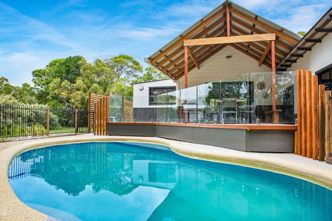 11 Naiad Court - Rainbow Shores, Fantastic Family Retreat, Swimming Pool, 200m To Beach, Free Wi-Fi - Accommodation Daintree 2