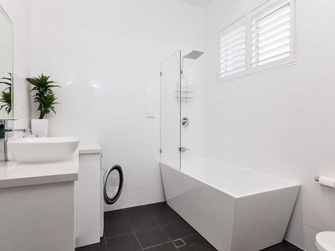 13 'Bayview Towers', 15 Victoria Parade - Ground Floor Unit With Magical Water Views - Accommodation Daintree 3