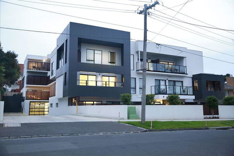136, Light-filled Homely Box Hill Apt, 2Bed2BathFreeParking - Accommodation Daintree 0