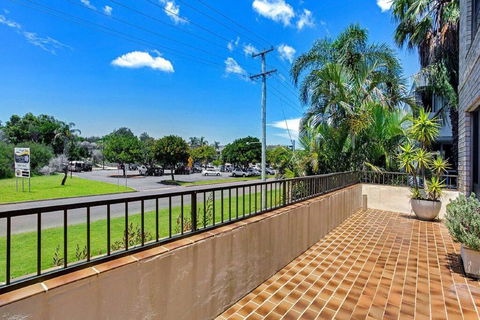14 'THE DUNES', 38 MARINE DR - LARGE UNIT WITH POOL, TENNIS COURT AND DIRECTLY ACROSS FROM FINGAL - Accommodation Daintree 2