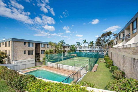 14 'THE DUNES', 38 MARINE DR - LARGE UNIT WITH POOL, TENNIS COURT AND DIRECTLY ACROSS FROM FINGAL - Accommodation Daintree 0