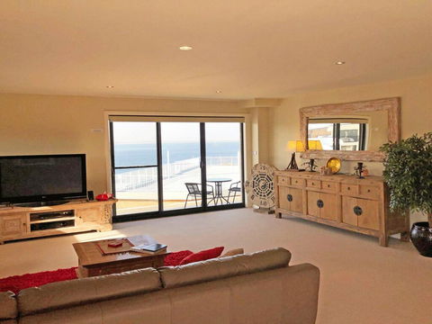 15 Dolphin Cove, 2 - 6 Government Rd - Stunning Penthouse With Views, Lift & Ducted Air Conditioning - Accommodation Daintree 1