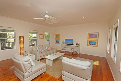16 Beachway Pde, Marcoola: Linen Incl, WiFi, Pet Friendly, A/Cond. 500 BOND - Accommodation Daintree 3