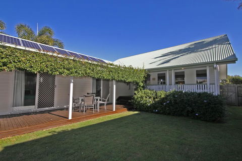 16 Beachway Pde, Marcoola: Linen Incl, WiFi, Pet Friendly, A/Cond. 500 BOND - Accommodation Daintree 1