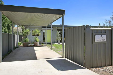 18 On Rayner - Swish Apartment Myrtleford - Accommodation Daintree 2