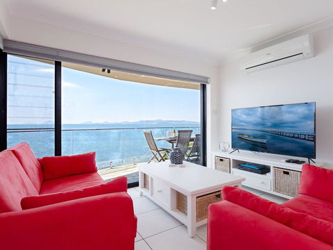 2 'Lanimer' 14 Mitchell Street - Beautiful Waterfront Property With Spectacular Views - Accommodation Daintree 2