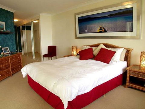 2 'Magnus Pines' 52-56 Magnus Street - Stunning Unit With Aircon, Water Views & Foxtel - Accommodation Daintree 2