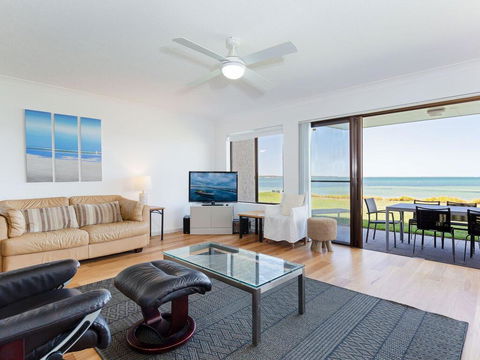 2 'The Pelicans' 53 Soldiers Point Road - Ground Floor Unit On The Waterfront - Accommodation Daintree 2