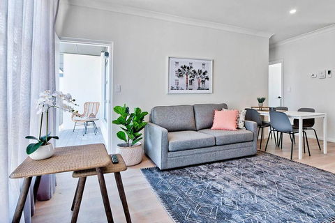 2 Bedroom Apt With Balcony & Air Con In Plympton - Accommodation Daintree 0