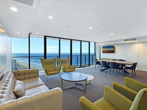 2 Bedroom Ocean View Apartment In Surfers Paradise - Accommodation Daintree 3