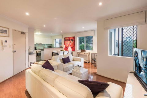 2 Bedroom With Parking & AC Close To Beach & City - Accommodation Daintree 0