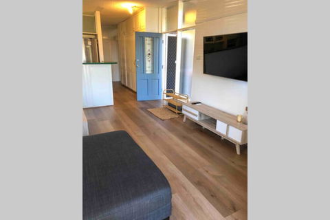 2 Bedroom, SHORT Walk To CBD,BEACH And DARBY ST - Accommodation Daintree 3