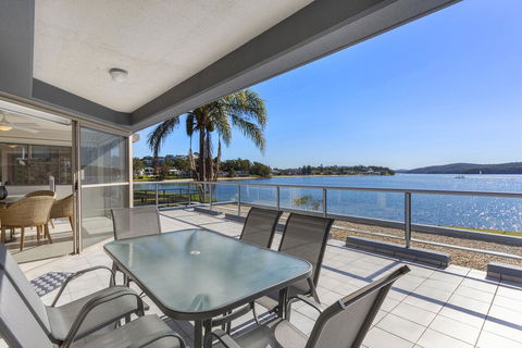 2 The Shores Soldiers Point - Waterfront - Uninterrupted Water Views INCLUDING ALL LINEN & TOWELS, Free Wi-Fi - Accommodation Daintree 0