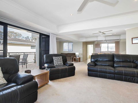 2/137 Soldiers Point Road - Luxury Unit On The Waterfront With Aircon And Free Unlimited Wi Fi - Accommodation Daintree 3