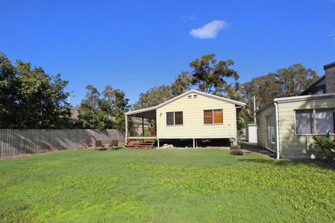 24 Sundew Street, Mudjimba - 500 Bond - Pet Friendly, Linen Supplied, WIFI, Air Cond. - Accommodation Daintree 1