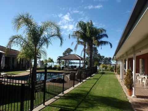 CAPRICORN MOTOR Inn - Accommodation Daintree 0
