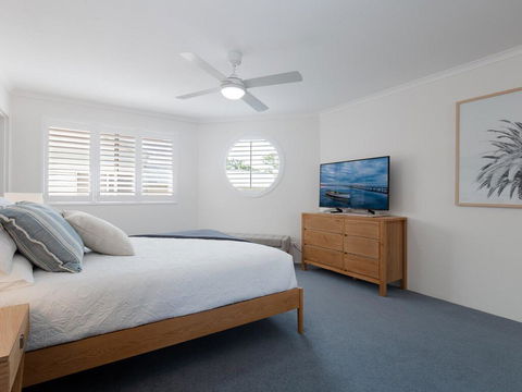 3 'Pelican Sands', 83 Soldiers Point Rd - Stunning Waterfront Unit With Magical Water Views & Air Conditioning - Accommodation Daintree 1