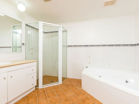 3 'Peninsula Waters', 2-4 Soldiers Point Rd - Beautiful Air Conditioned Unit With Pool, Lift & WIFI - Accommodation Daintree 1