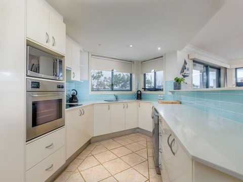 3 'Peninsula Waters', 2-4 Soldiers Point Rd - Beautiful Air Conditioned Unit With Pool, Lift & WIFI - Accommodation Daintree 3