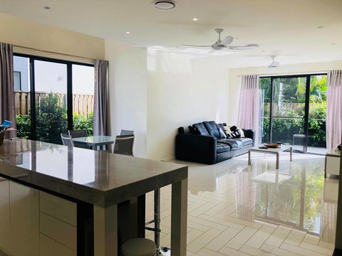 3 Bedroom Executive Luxury Beachside Townhouse - Accommodation Daintree 0
