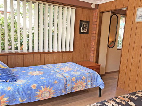 3 Tomaree Street - Cute 4 Bedroom House With Aircon In The Heart Of Town - Accommodation Daintree 3