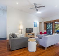 33 Bangalow - Narrawallee's Beautiful Bungalow - Accommodation Daintree