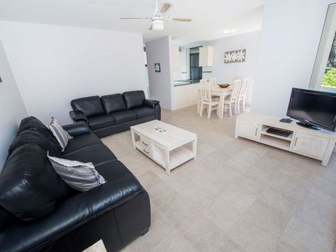4 'Fleetwood' 63 Shoal Bay Rd - Air Conditioned Unit With Magnificent Water Views - Accommodation Daintree 2